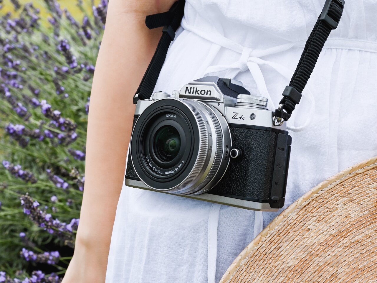 Nikon Z fcをプロトラベラーのERIKOがWEB記事でPR | GENIC | ミツバチ